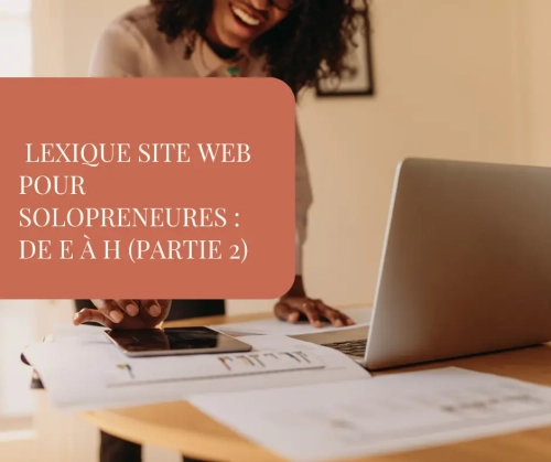 "Lexique site web pour solopreneures, partie 2 (de E à H). Comprendre les extensions, le footer et l'hébergement WordPress par Yasmine Webdesign. Espace de travail esthétique et féminin."